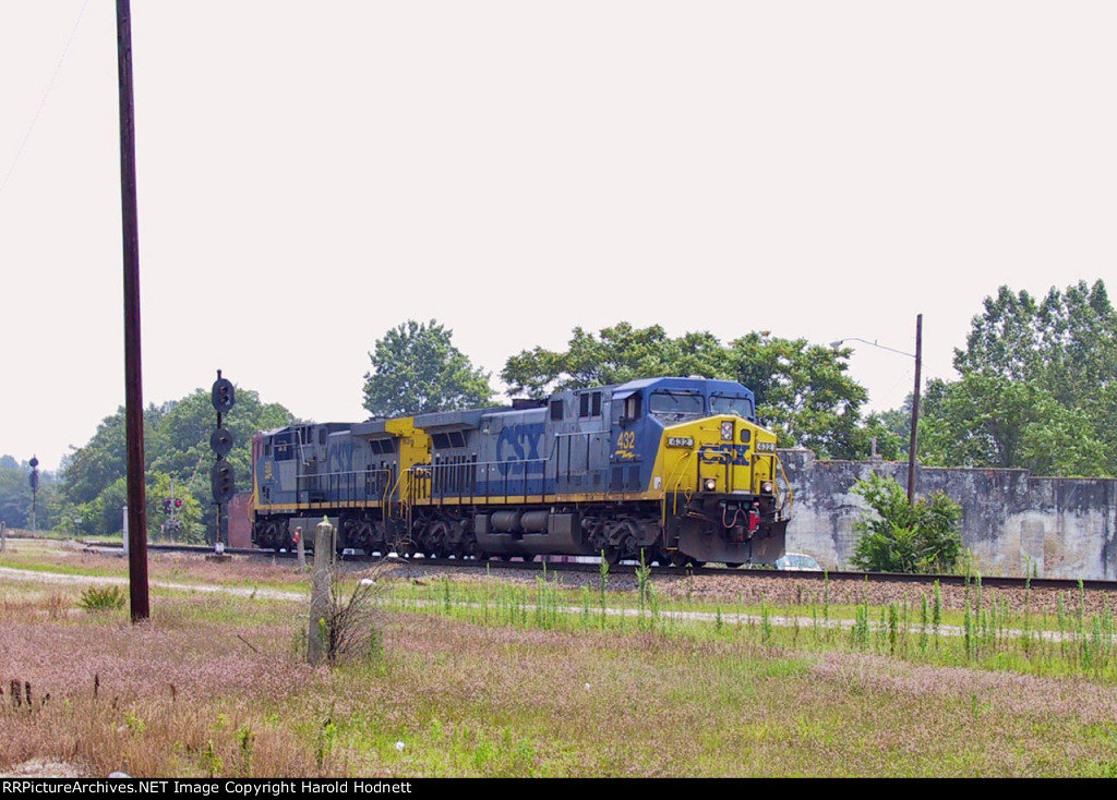 CSX 432 & 528 head out of the yard on a light power move